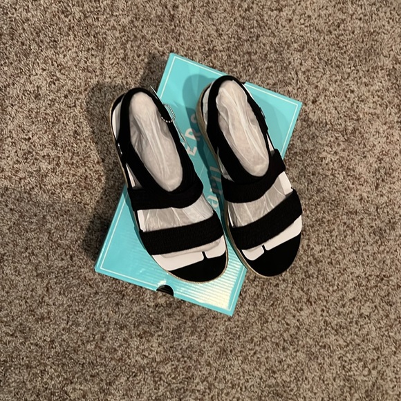 Brand Sketchers by Martha Stewart, black arch fit sandle. size 8 - Picture 8 of 9